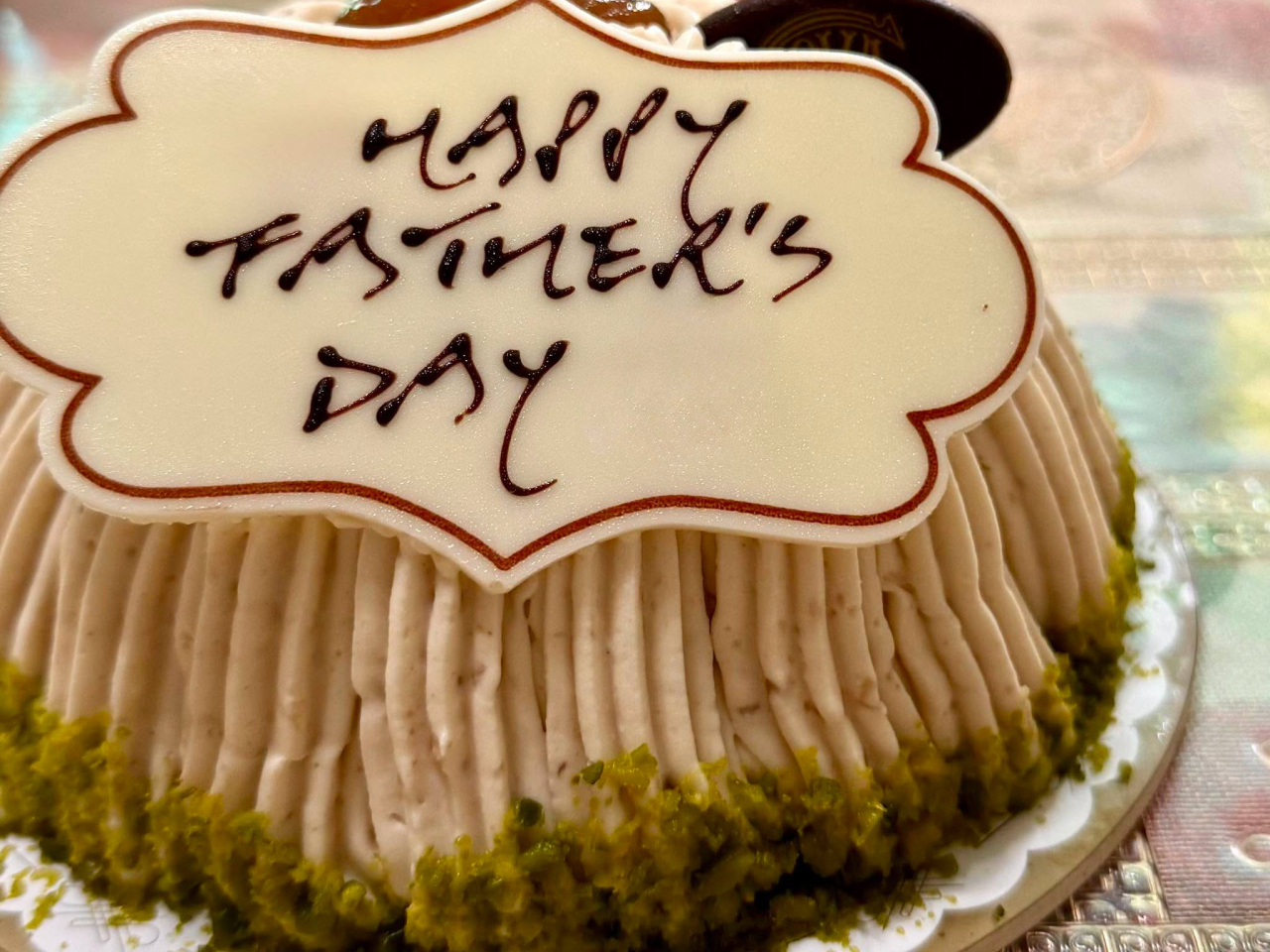 李家超在社交專頁上載一張寫上「HAPPY FATHER'S DAY」的蛋糕照片。（李家超社交專頁）