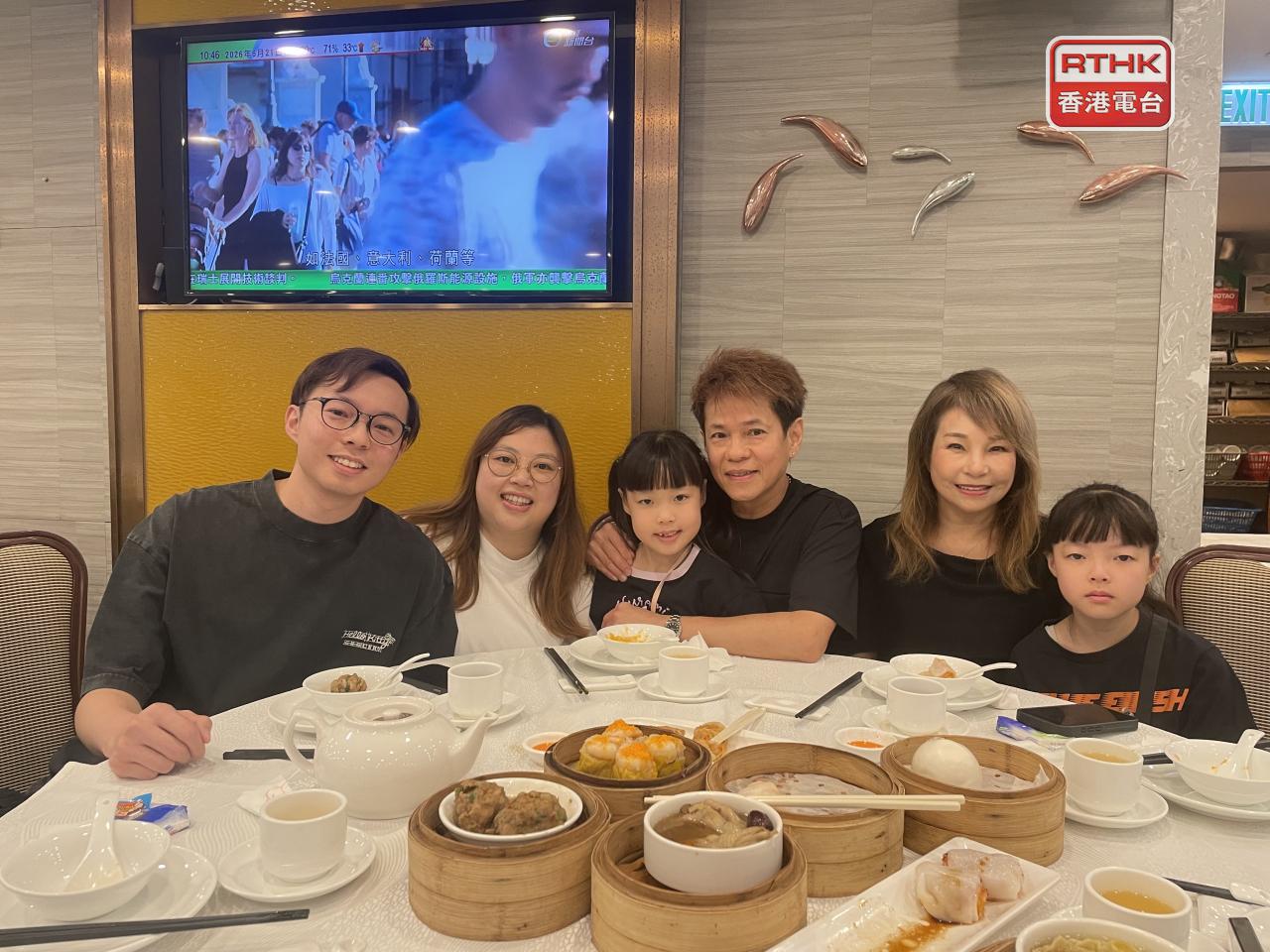 不少市民齊齊出動慶祝，與長輩飲茶慶祝。（實習記者鄧俐欣攝）