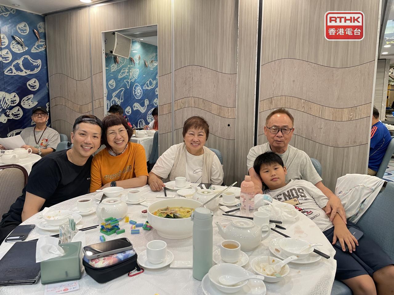 不少市民都一家大小出外慶祝父親節。（實習記者鄧俐欣攝）