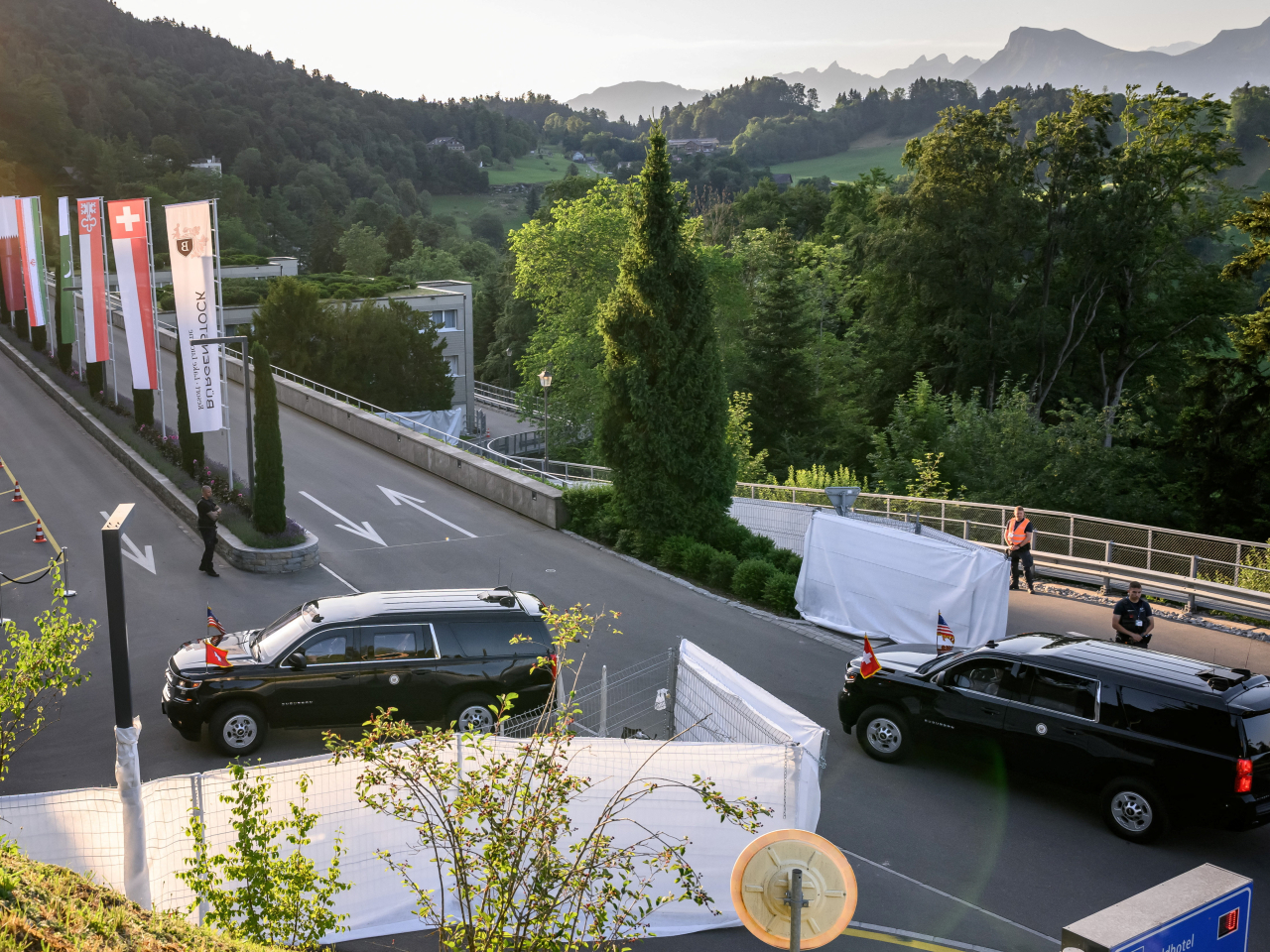 JD Vance's motorcade arrives at the Buergenstock resort. Photo: Reuters