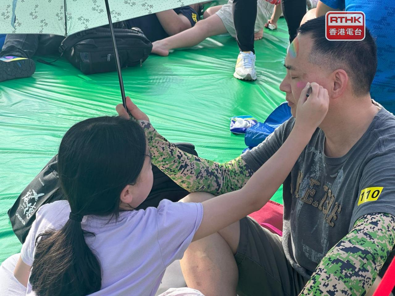 子女親手為爸爸設計面部彩繪造型，吸引約200個家庭參與。（實習記者黃琛鎂攝）