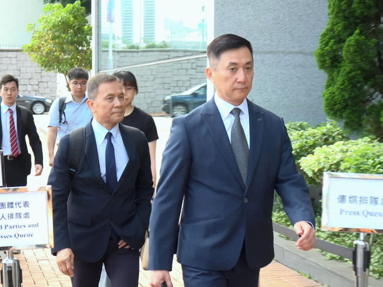 林建軍（右）表示，跨部門調查報告指出，宏福苑最先起火位置是宏昌閣1樓04室至1樓05室中間一樓位置平台單車泊位，初步認為是煙頭燒著附近雜物。（鍾家銘攝）