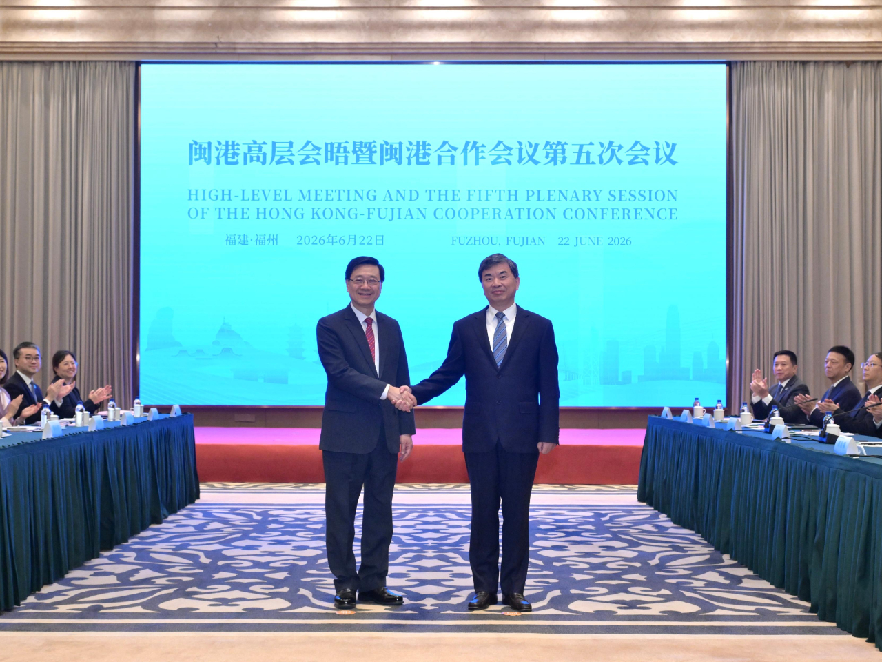 李家超（左）與福建省委書記周祖翼（右）在會議上合照。（政府新聞處）
