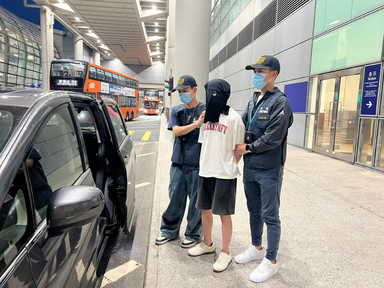 涉案男子被海關拘捕。（政府新聞處）