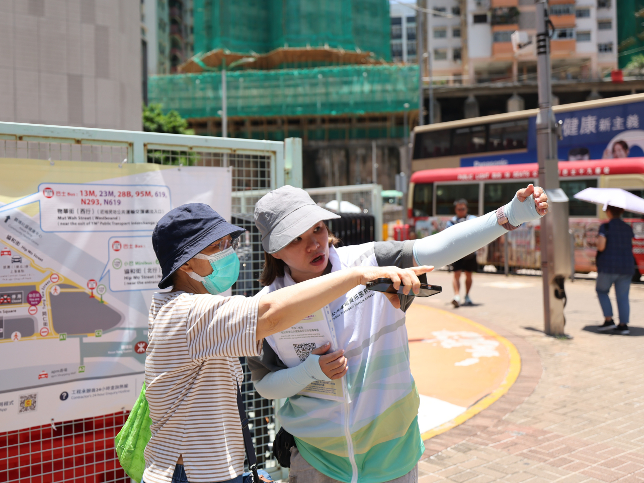 「公共運輸資訊服務大使」會在觀塘市中心多個地點派發資訊單張，解答市民有關乘車及交通安排的查詢。（市建局網頁）