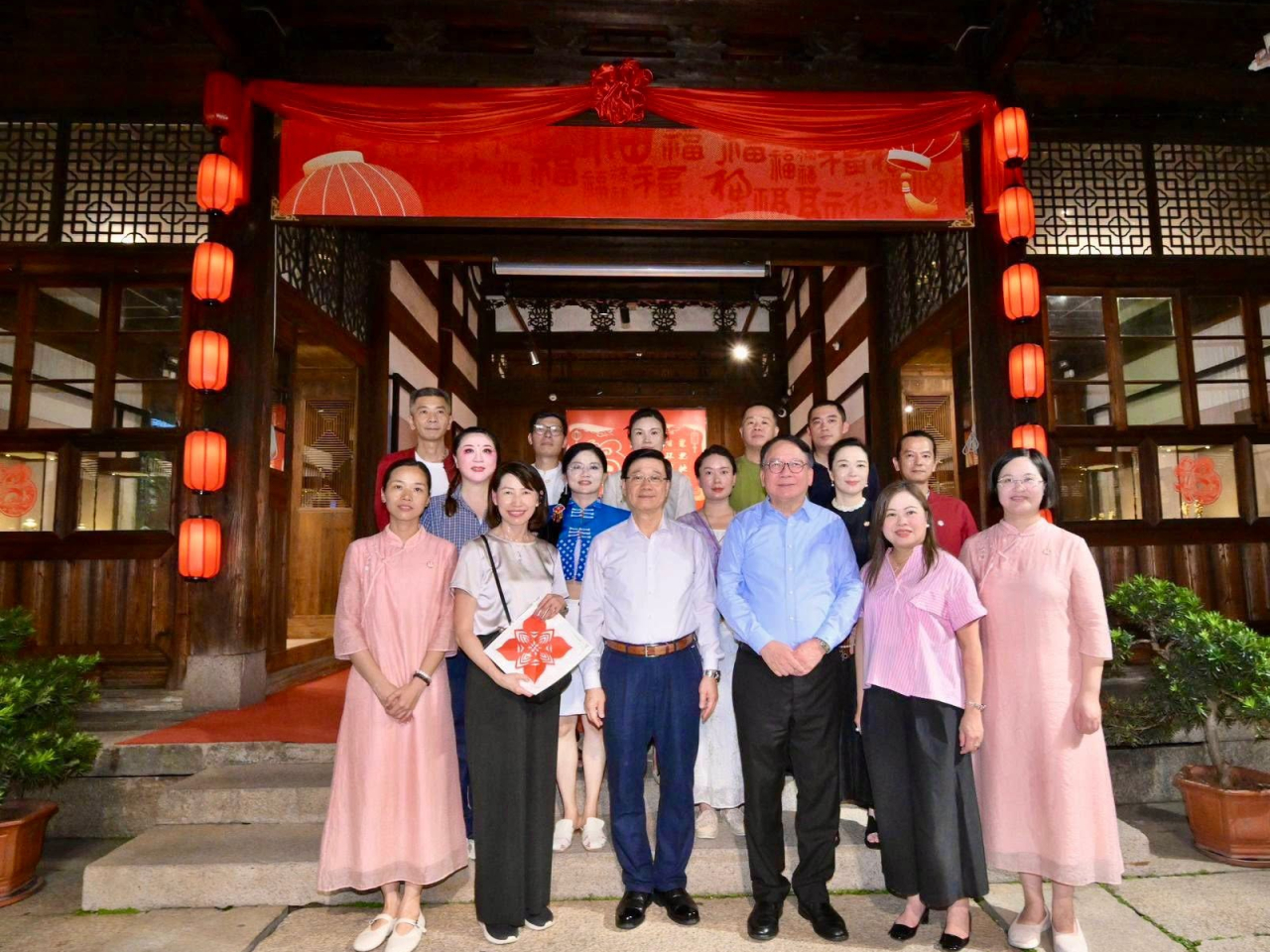 李家超和團隊昨晚到訪福州的歷史文化街區「三坊七巷」。（李家超社交網站圖片）