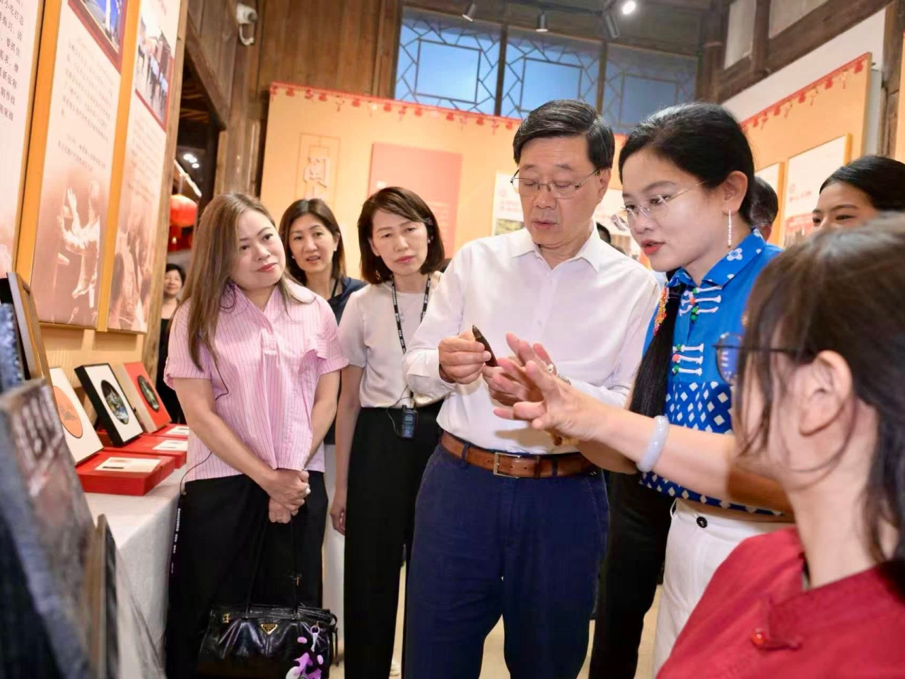 李家超和團隊了解當地歷史文化推廣工作。（李家超社交網站圖片）