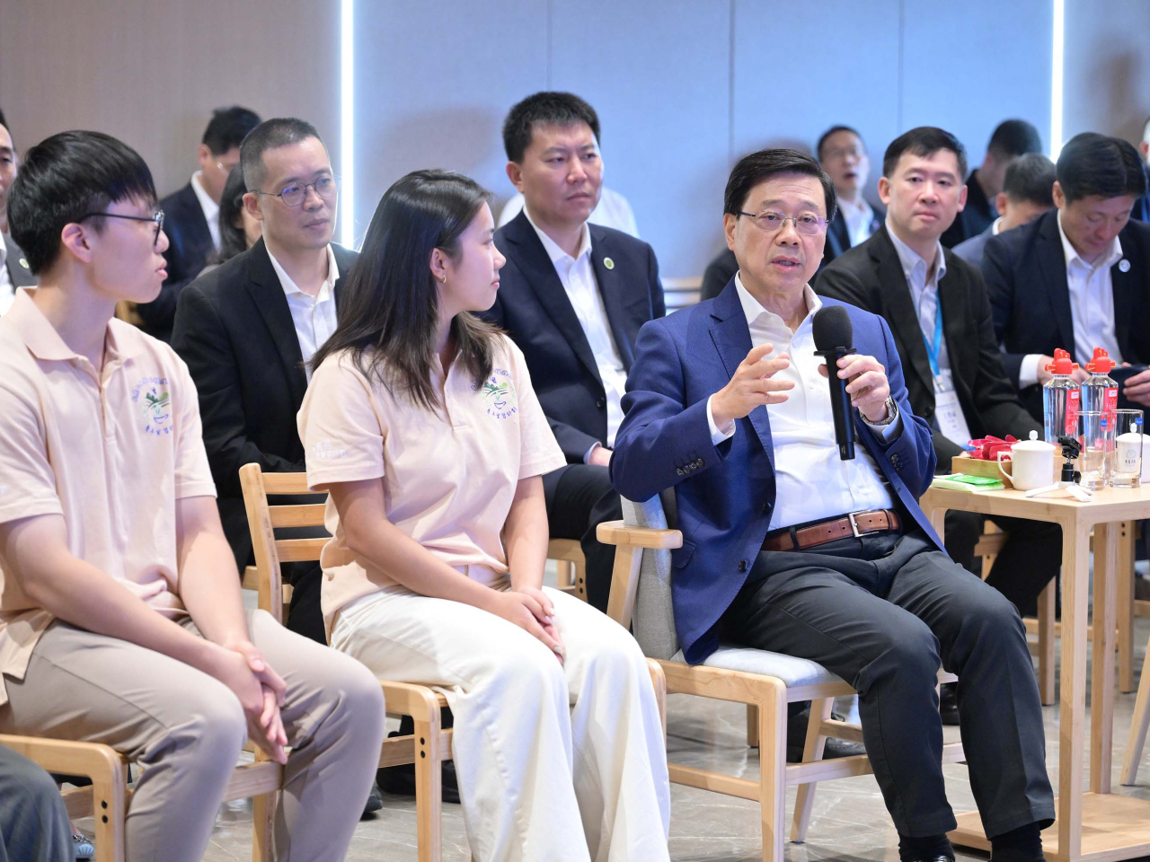李家超（前排右）到訪武夷學院，與在當地參加「武夷山生物多樣性保育青年實習計劃」的香港青年交流。（政府新聞處）