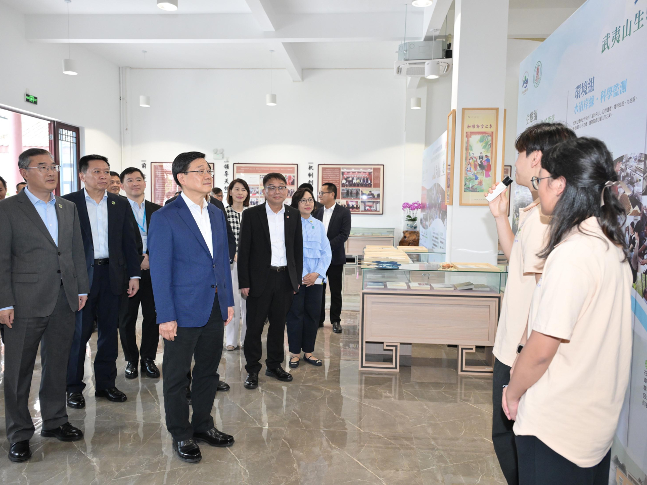 李家超（左四）到訪武夷學院，與在當地參加「武夷山生物多樣性保育青年實習計劃」的香港青年交流。（政府新聞處）