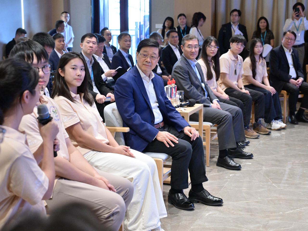 李家超在武夷學院與參與實習計劃的學生見面，了解他們對實習計劃的期望。（政府新聞處）