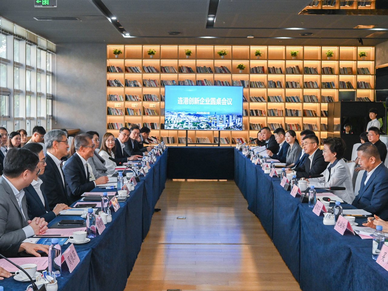 陳茂波帶同香港創科企業代表團參觀大連高新技術產業園區，並與兩地創科企業舉行圓桌會議。（政府新聞處）