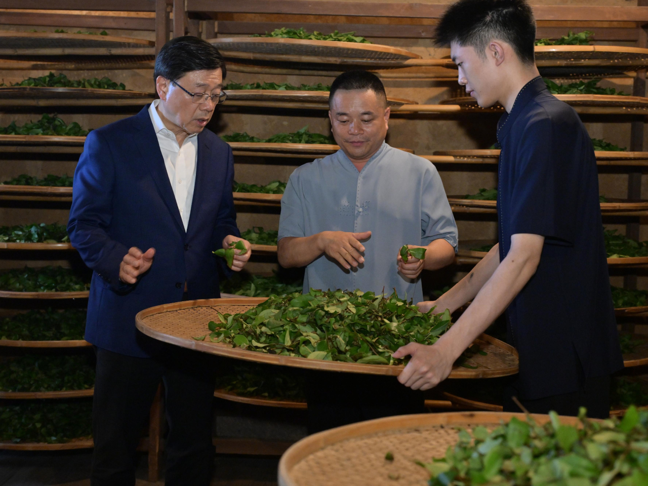 李家超到訪瑞泉岩茶博物館。(政府新聞處)
