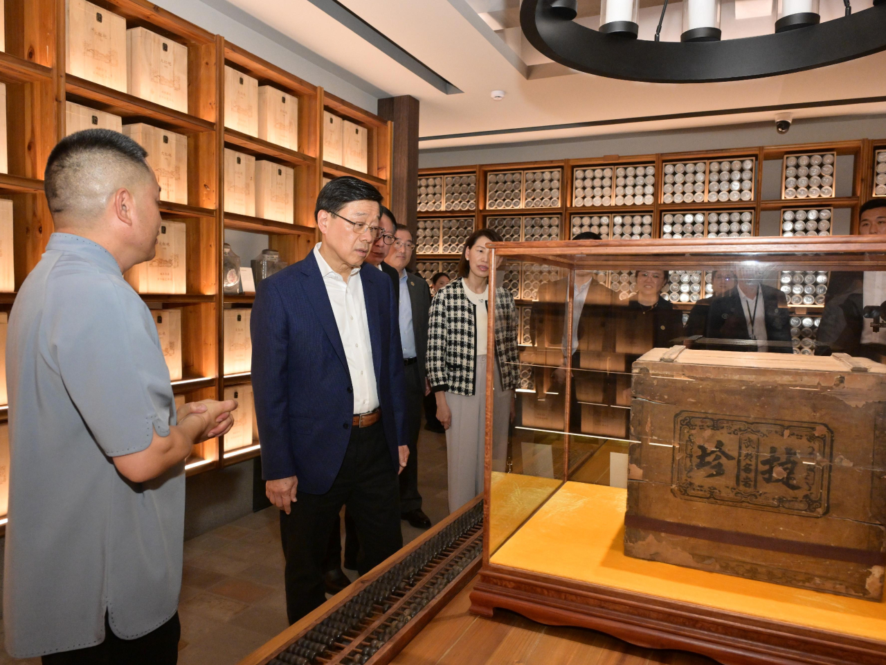 李家超了解武夷岩茶的歷史傳承、文化發展和文旅融合情況。(政府新聞處)