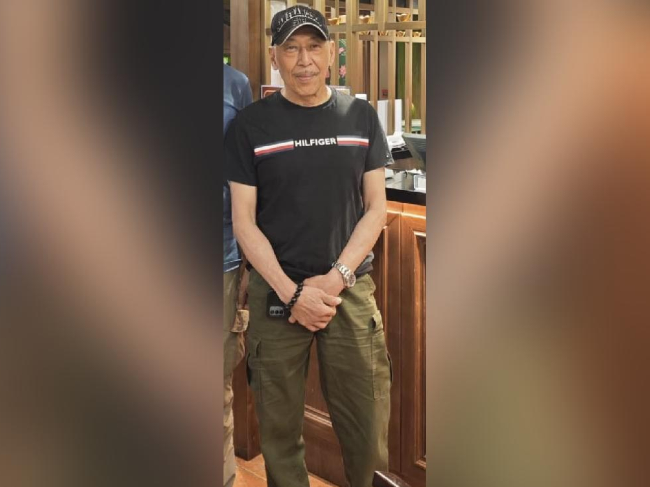 王小山身高約1.7米，體重約65公斤，中等身材，長面型、黃皮膚、禿頭及兩側蓄短灰髮。（政府新聞處）