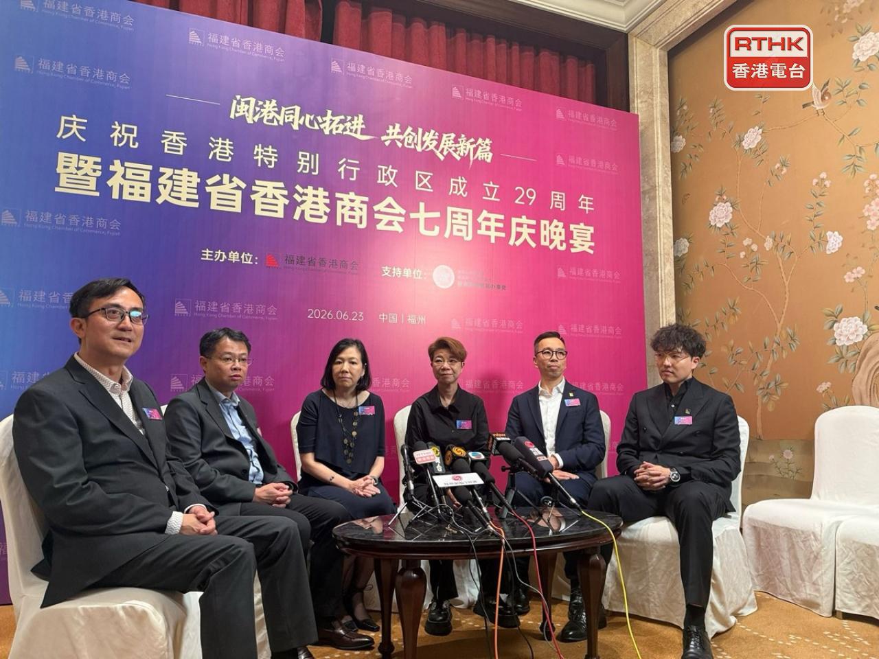 陳貽豐（左一）憧憬未來閩港能加強人才交流；黃雪儀（右三）　說香港主要負責產品研發，福建則負責將科研落地。（趙嘉駿攝）