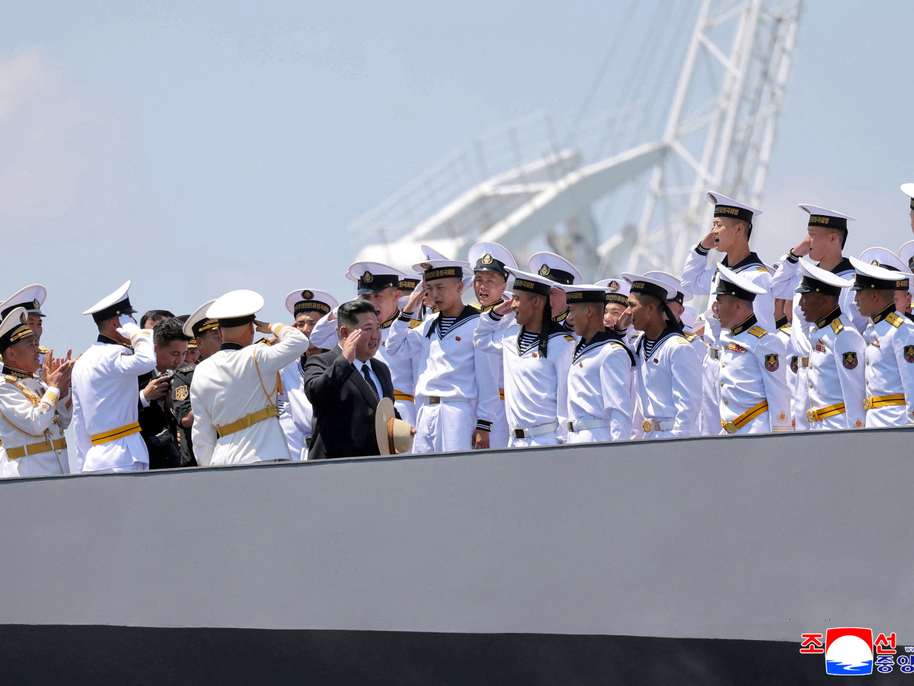 金正恩出席「崔賢」號新型多用途驅逐艦入列典禮。（路透社）