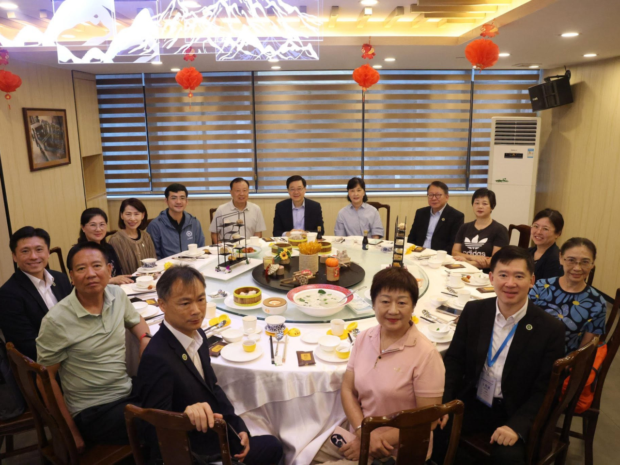 李家超早上與多名在福建生活的香港長者於酒樓茶聚，了解他們在當地養老的情況。（李家超社交網站圖片）
