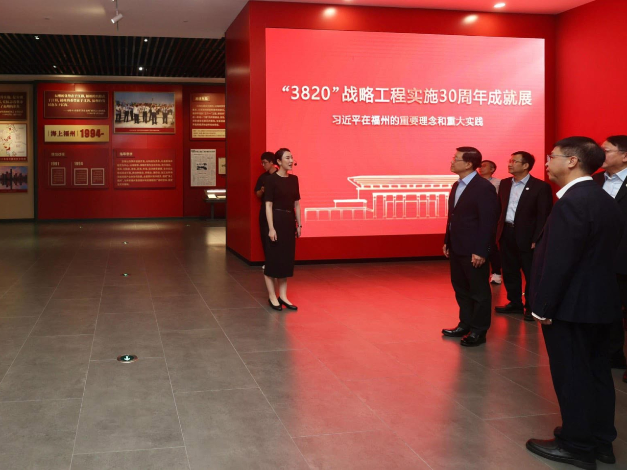 李家超早上參訪「3820」戰略工程實施30周年成就展。（李家超社交網站圖片）