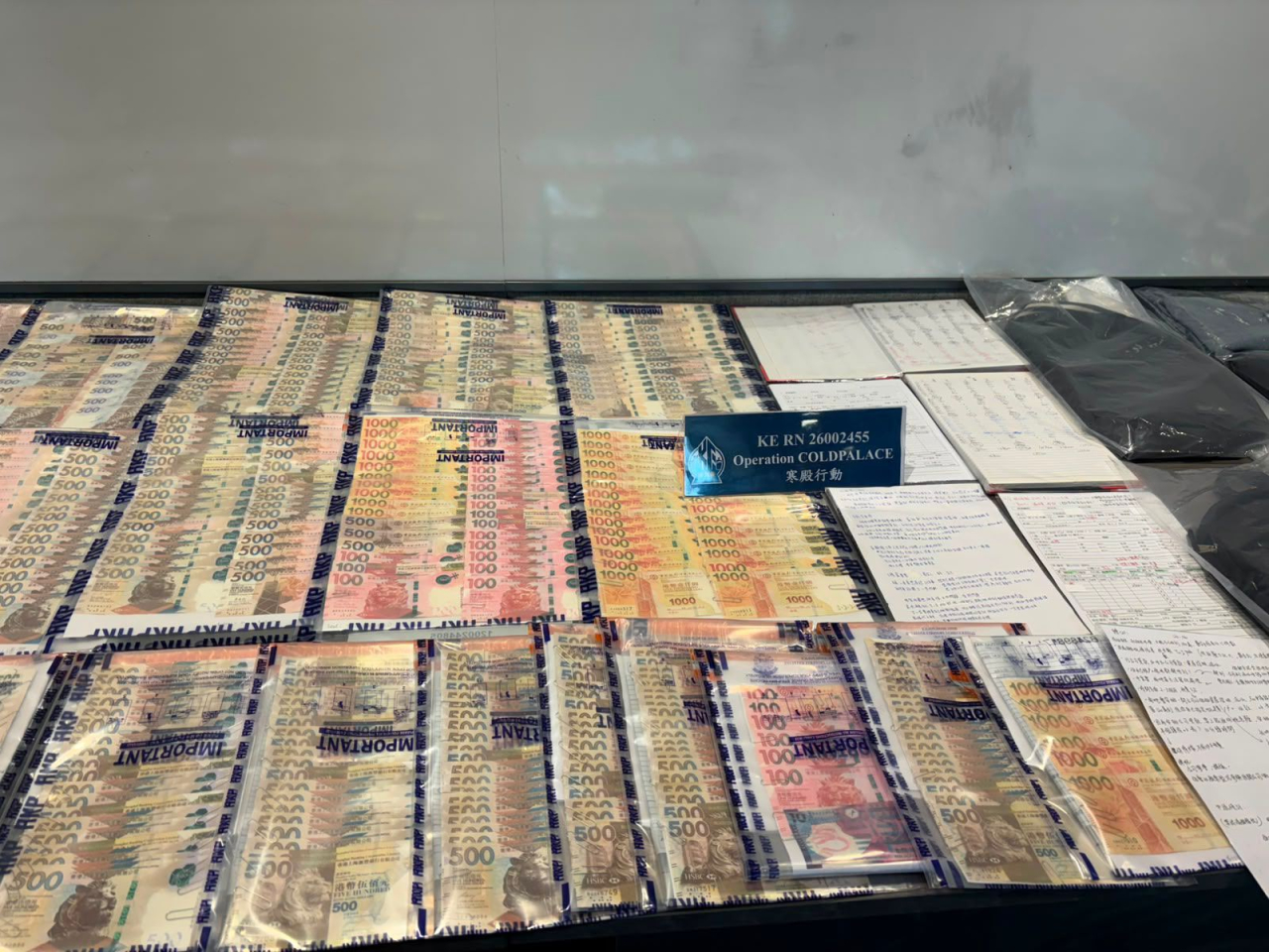 警方在案件檢獲現金等證物。（警方提供）