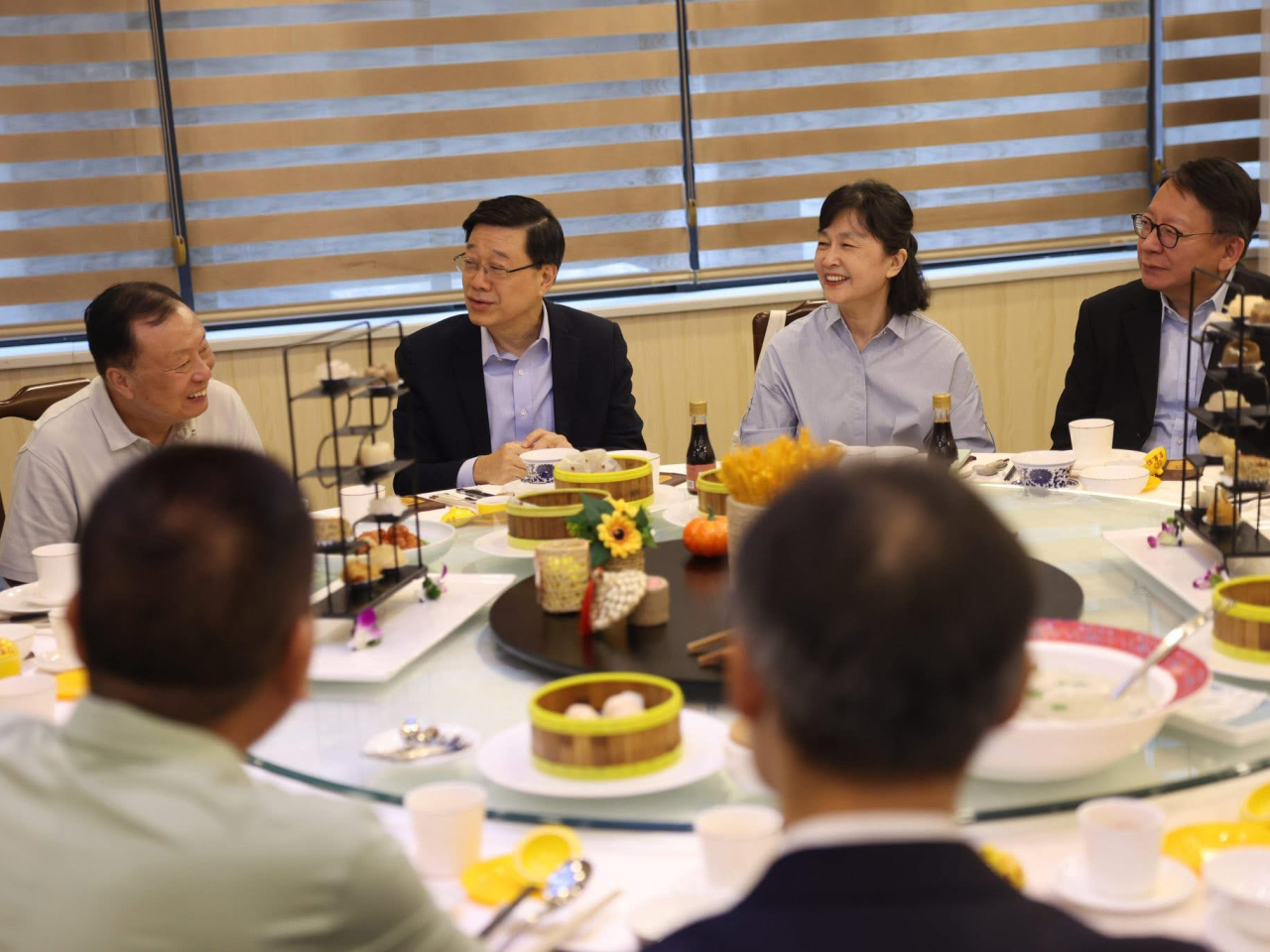 正在福建訪問的行政長官李家超，早上與多名在當地生活的香港長者茶聚。（李家超社交專頁）