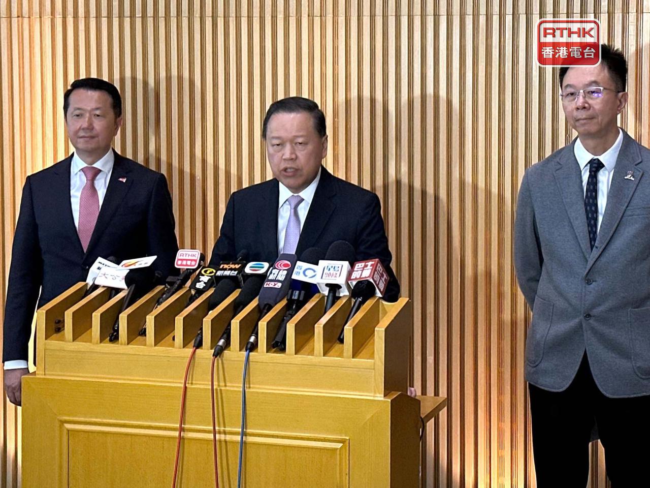 雷添良（中）認為五年規劃對專上教育意義重大，為未來五年工作作出清晰指導。（實習記者黃琛鎂攝）
