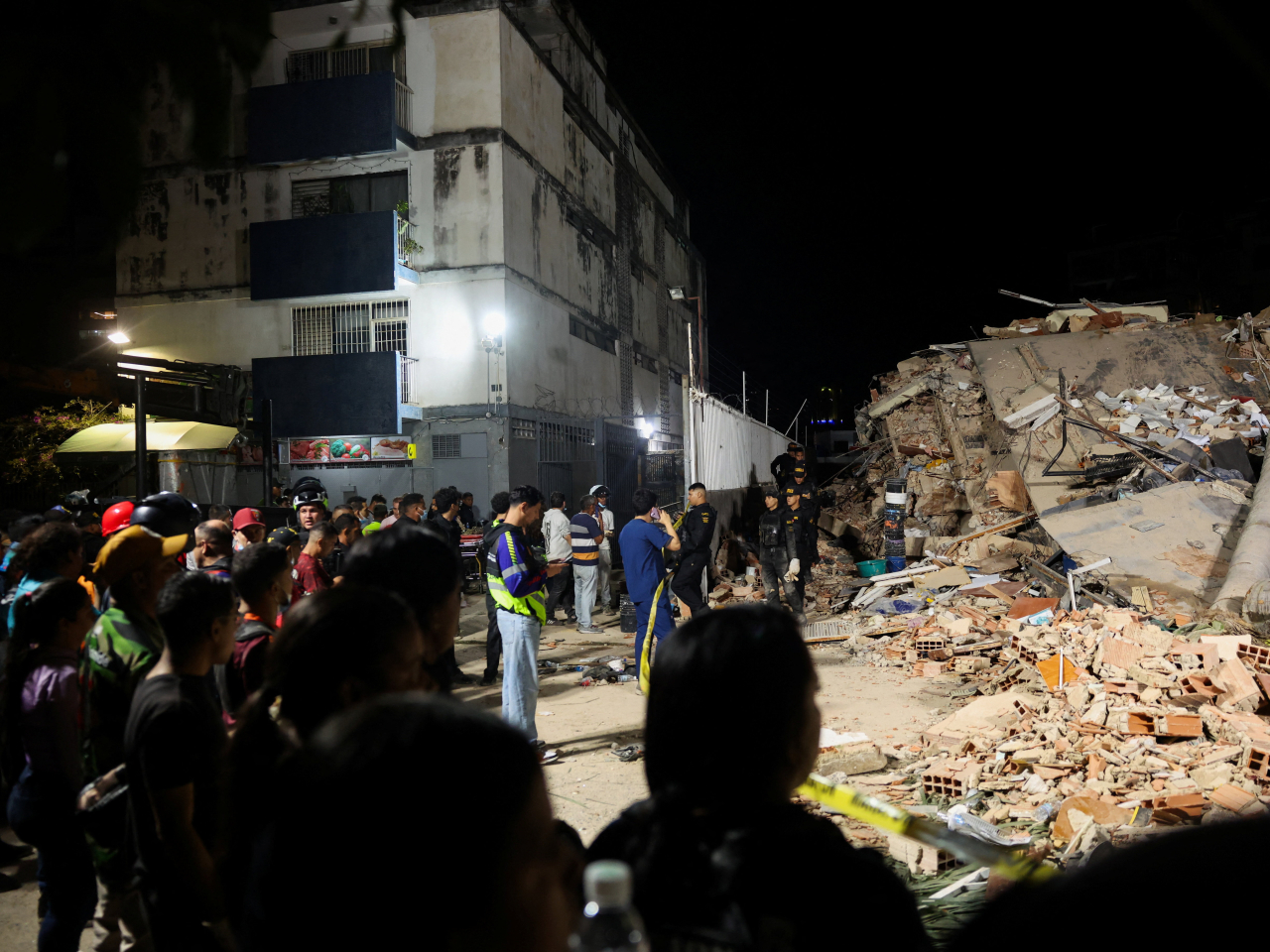地震發生後，首都加拉加斯有建築物倒塌，人員到場搜救。（路透社）