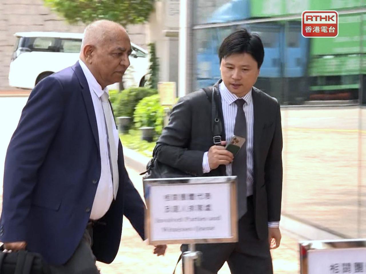 江黎明（右）指大火在短時間内燒毀單位的玻璃窗，令大量濃煙攻入，大火沿外牆垂直向上蔓延，同時橫向波及鄰近單位。（梁禎祥攝）