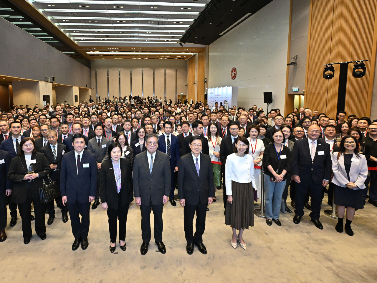 在投資推廣署舉辦的年度國際及內地企業來港發展歡迎會上，行政長官李家超與超過380位全球企業高層及其他來賓合照。(政府新聞處)