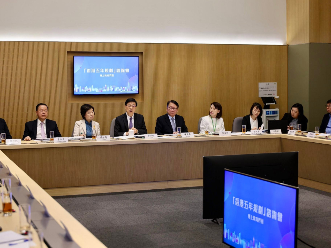 李家超今早主持聚焦北都大學城的香港五年規劃諮詢會，為便利市民參與，政府會在餘下諮詢會中，同時收集對香港五年規劃和《施政報告》的意見。（李家超社交網站圖片）