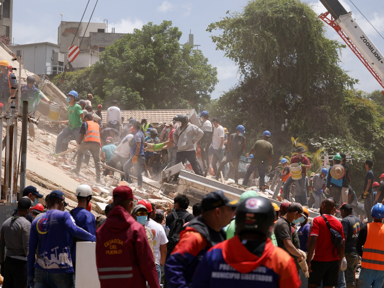 People search for casualties amid the rubble of a collapsed building in Caracas. Photo: Reuters