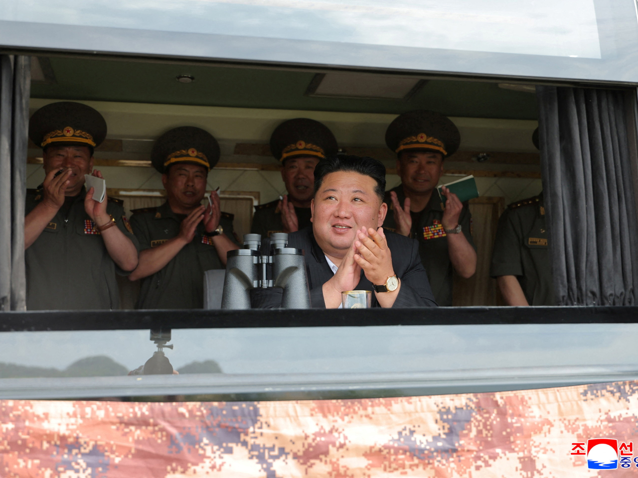 金正恩觀摩火炮和導彈現代化武器試驗。（路透社）