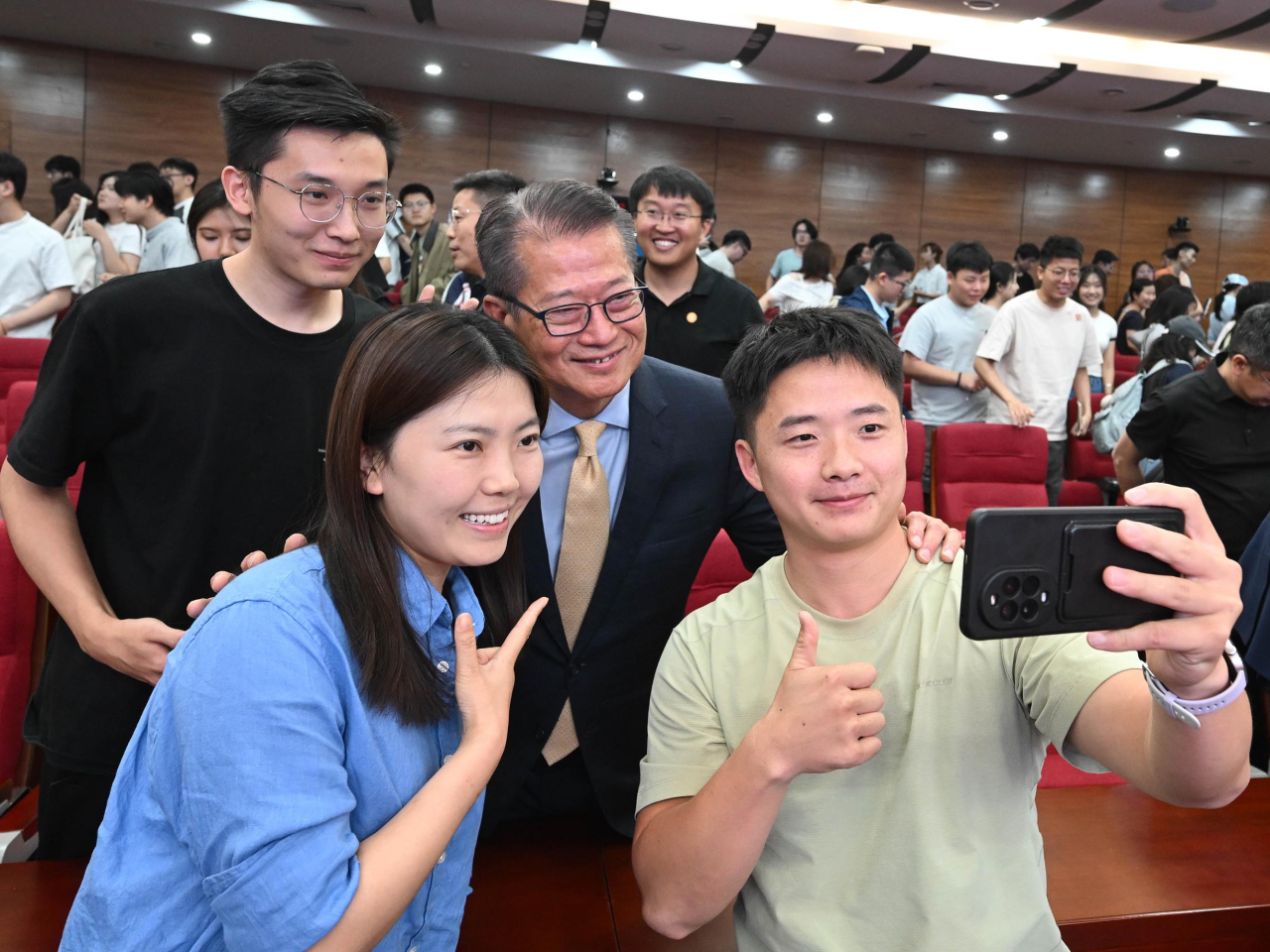 陳茂波（右二）在西北工業大學的座談會上與參與人士合照。（政府新聞處）