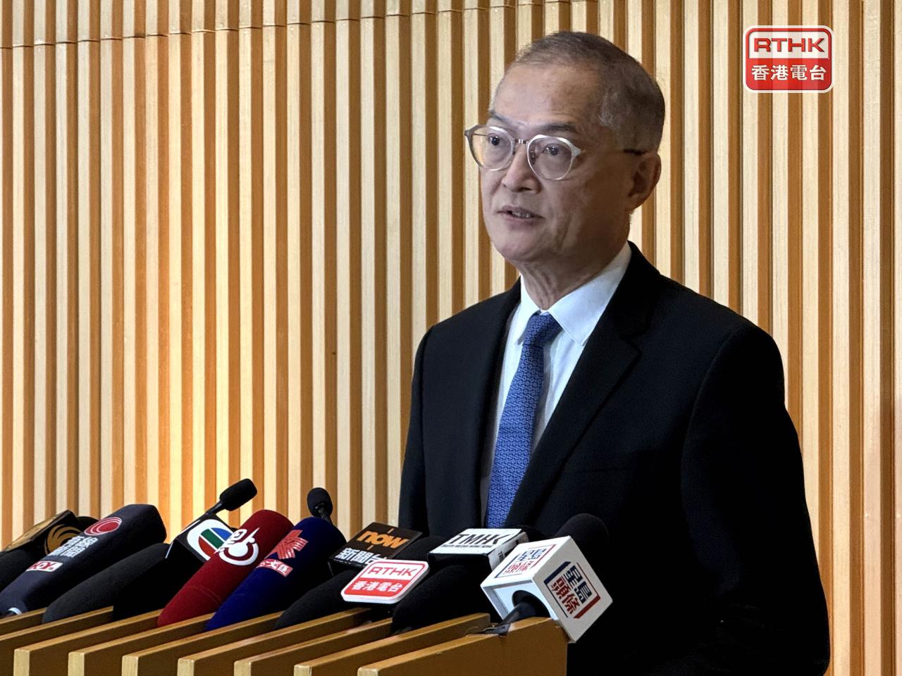 醫衞局局長盧寵茂早上會見傳媒，解說有關修訂醫生註冊條例的內容及目的。（陳曉筠攝）