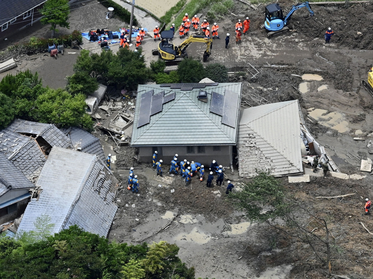 山口縣昨晚有民居遇到山泥傾瀉，一名70多歲男子失蹤。（路透社）
