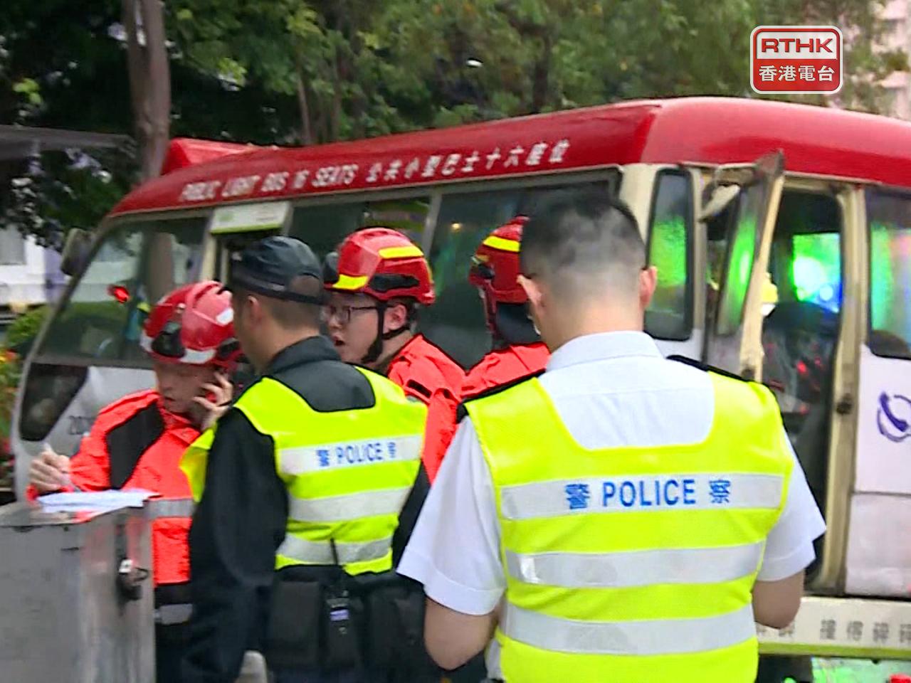 小巴衝上行人路後，撞向法院外的樓梯，多名乘客受傷。(張連登攝)