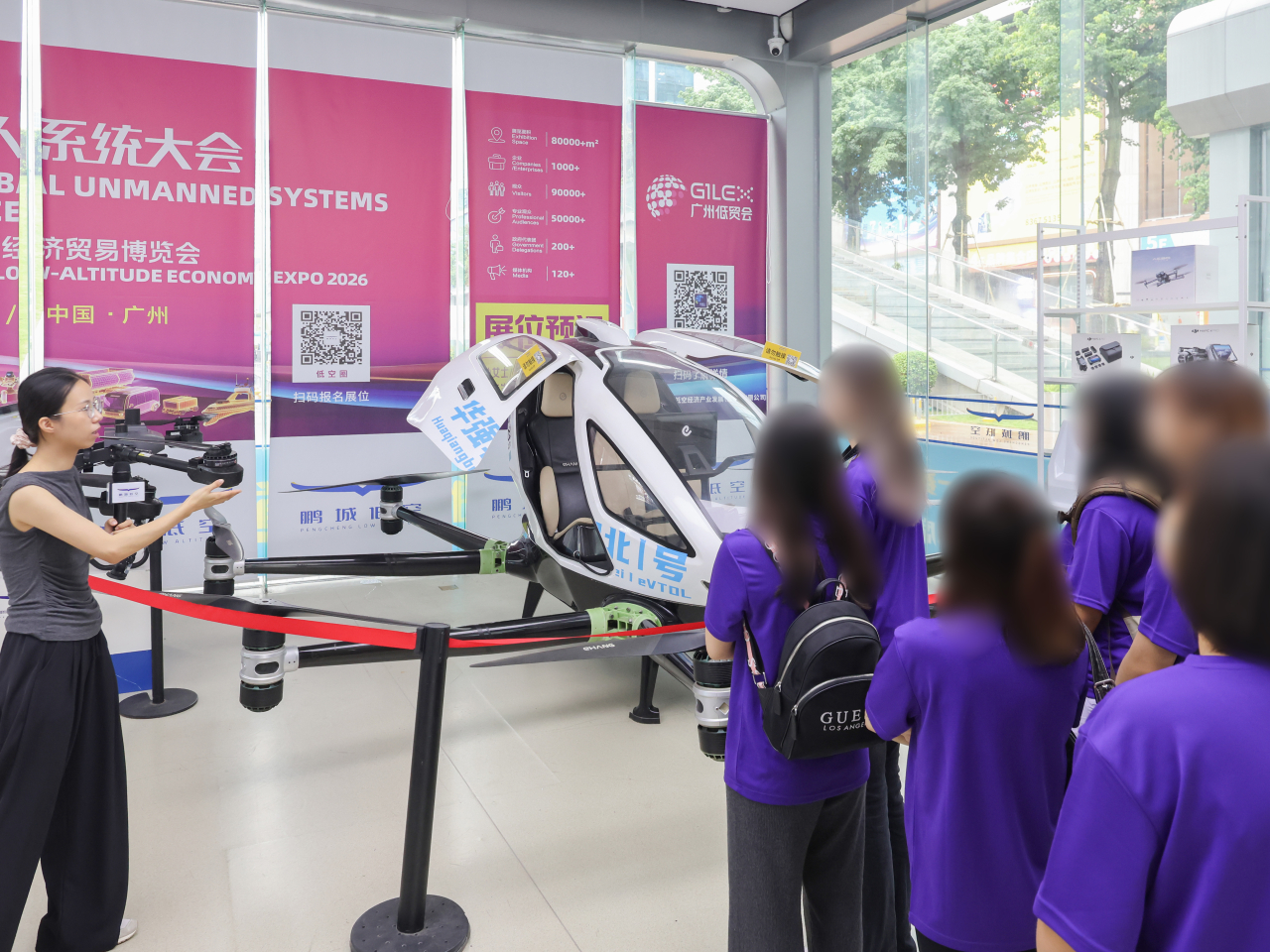 青少年更生人士參觀「福田之翼」鵬城低空無人機展示中心，認識國家在低空經濟的發展。（政府新聞處）