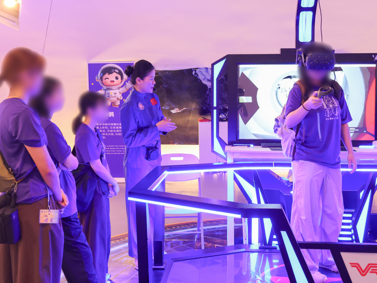 青少年更生人士在深圳太空館參與虛擬實境遊戲。（政府新聞處）