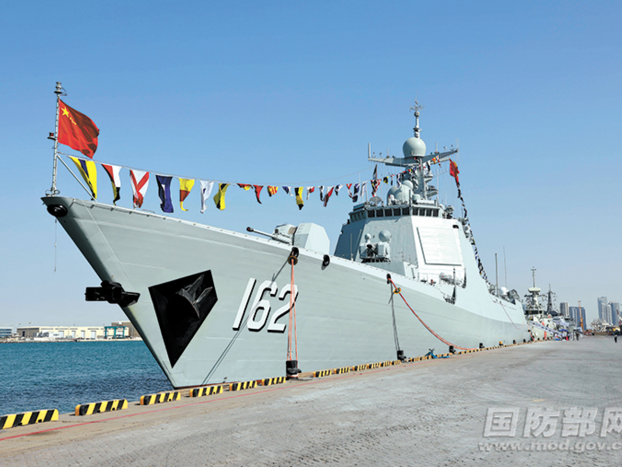 導彈驅逐艦南寧艦（圖） 以及導彈護衛艦衡陽艦，7月2日起來港5日供參觀及進行交流。（中國國防部網）