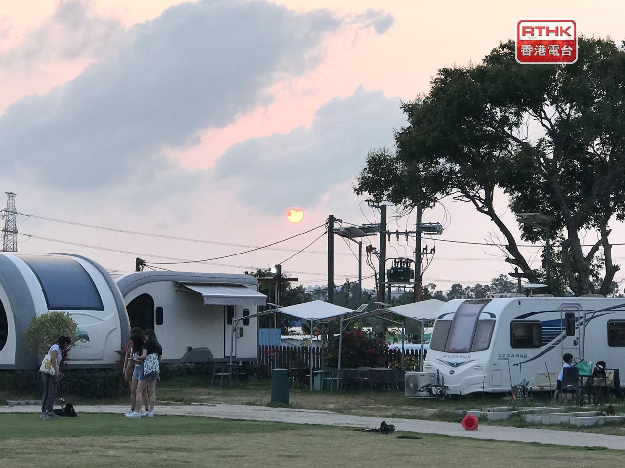 政府優化相關指引，以放寬在鄉郊地區經營民宿和露營車等設施的申請要求。（港台圖片）