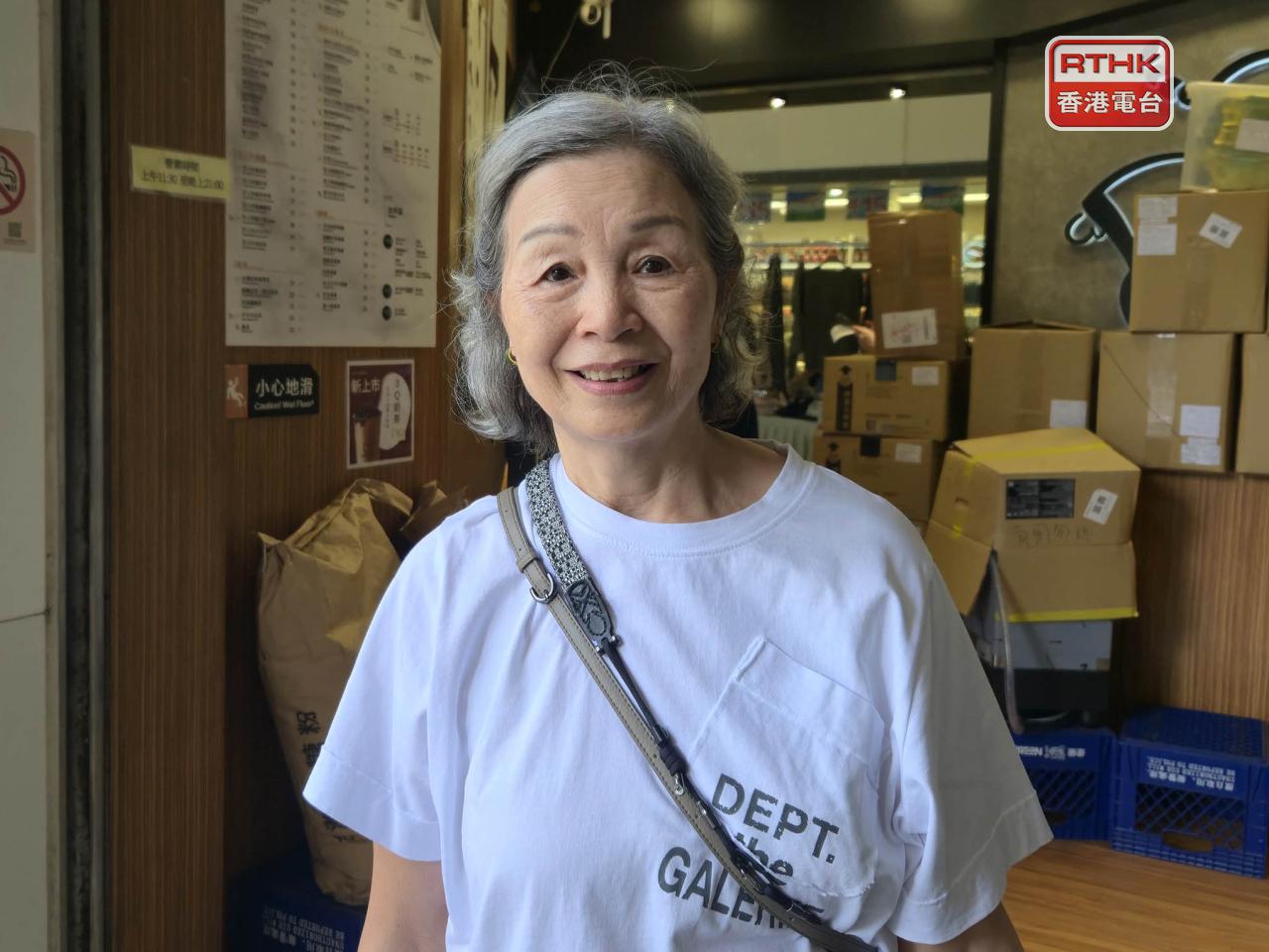 每日搭巴士的丘女士說，慣常自備毛巾、食水和雨傘，用不得著九巴提供的物資。（實習記者劉穎翹攝）