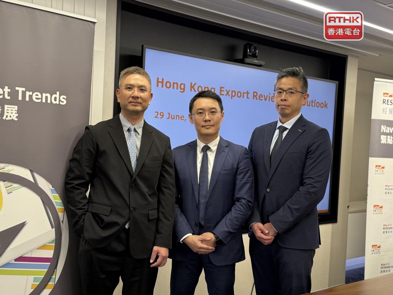龐溟（中）表示，出口主要風險來自地緣政策風險、AI熱潮變化等。（李意琴攝）
