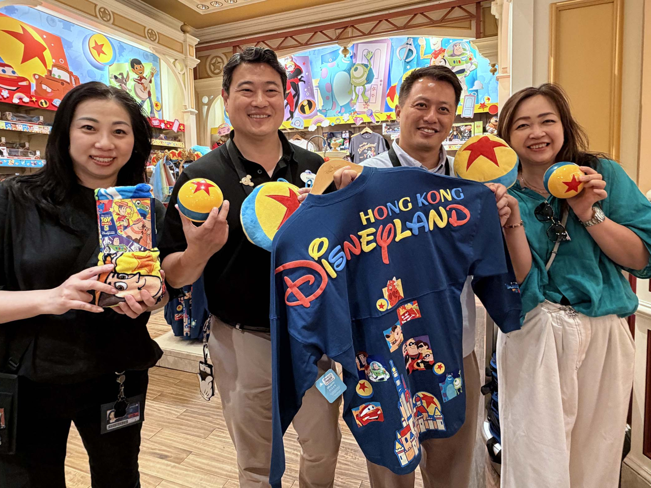 迪士尼樂園商店發售Pixar主題商品，大部分為香港獨有。（鍾慧儀攝）