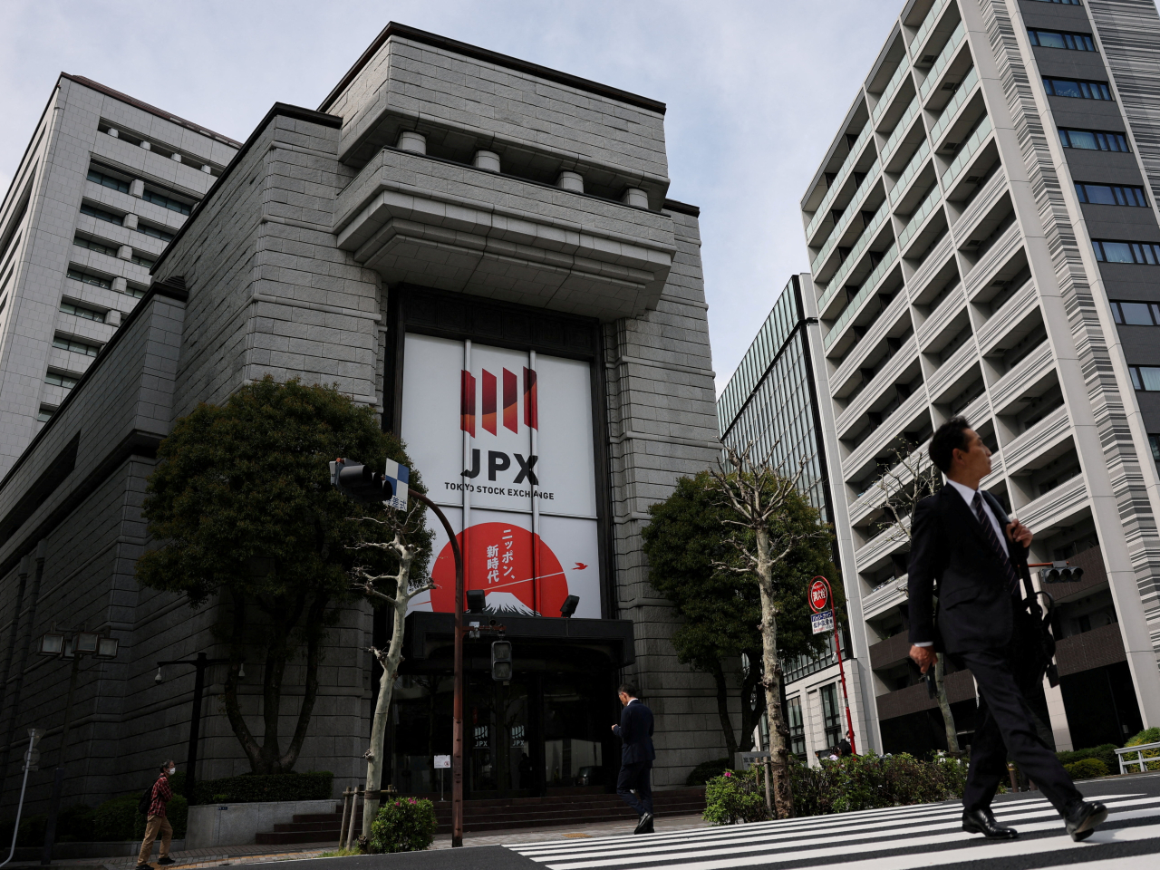 日經平均指數上午收市報70116點，升648點，升幅0.93%。（路透社資料圖片）