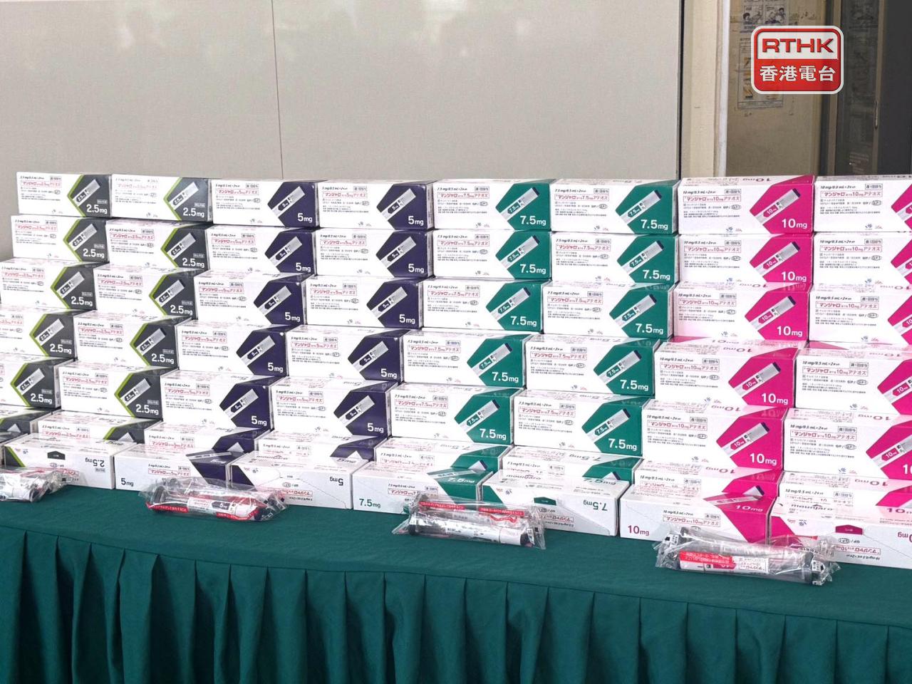 海關本月鎖定一批由日本抵港、報稱載有健康食品及保健品的空運郵包，檢獲超過4800支減肥針劑。（實習記者鄭凱安攝）