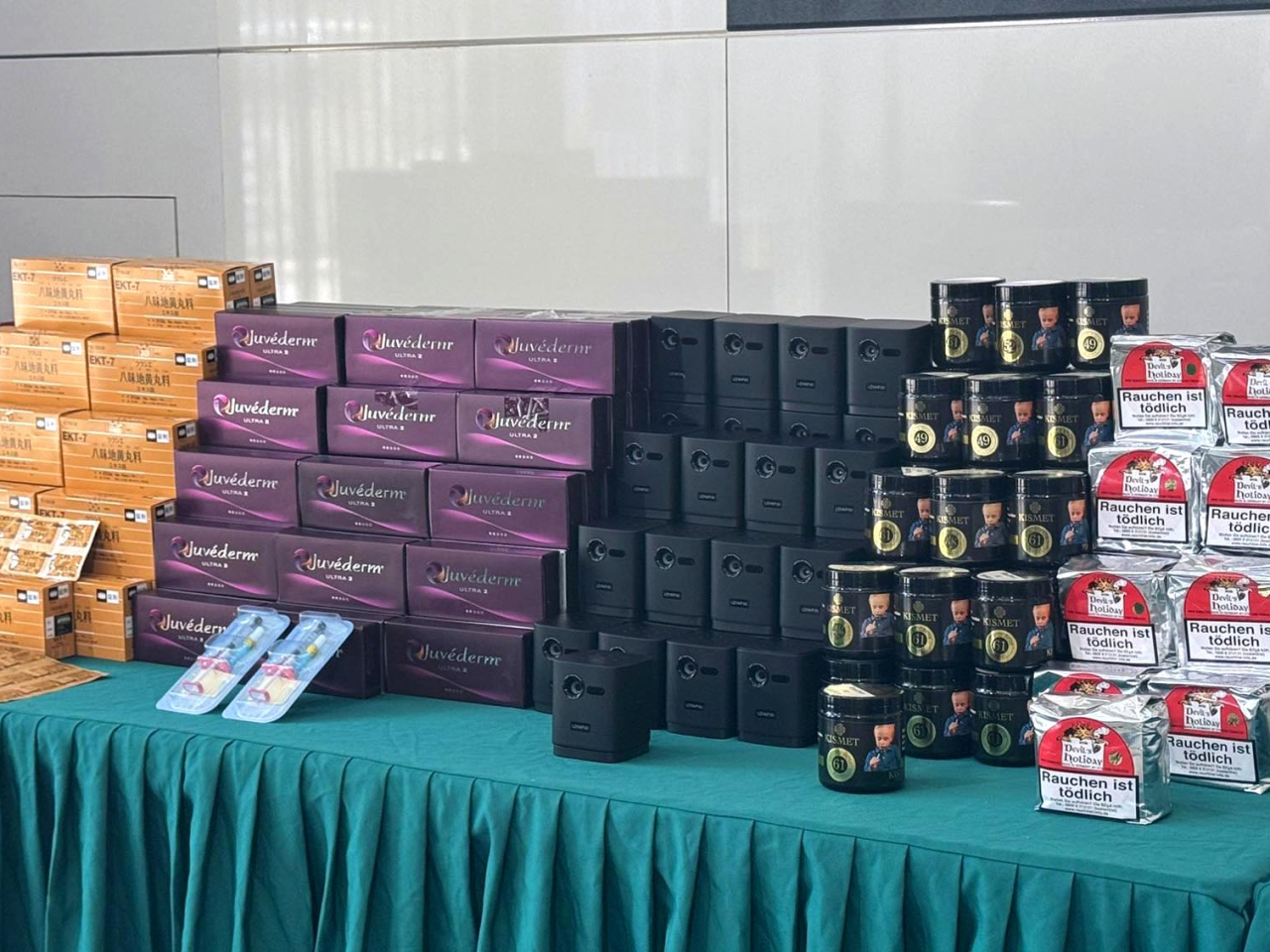 海關在一艘前往澳門的內河船上，檢獲超過190萬件懷疑藥劑製品、2900支美容針劑、137公斤雪茄產品。（實習記者鄭凱安攝）