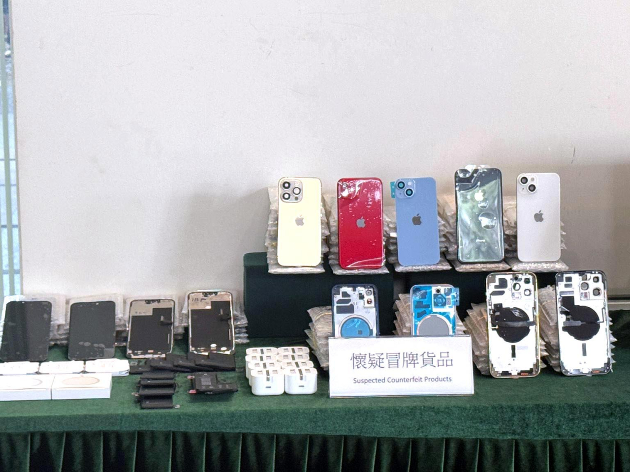 海關在有關店舖亦發現有偽造商標的手機零件，包括屏幕、電池、手機背面的玻璃等。（實習記者鄭凱安攝）