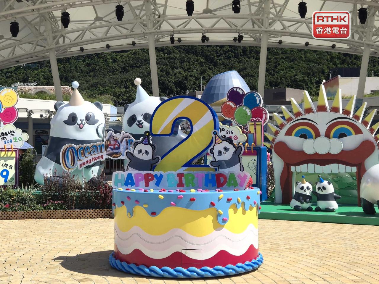 海洋公園正門設有大熊貓生日蛋糕打卡點。（實習記者劉穎翹攝）