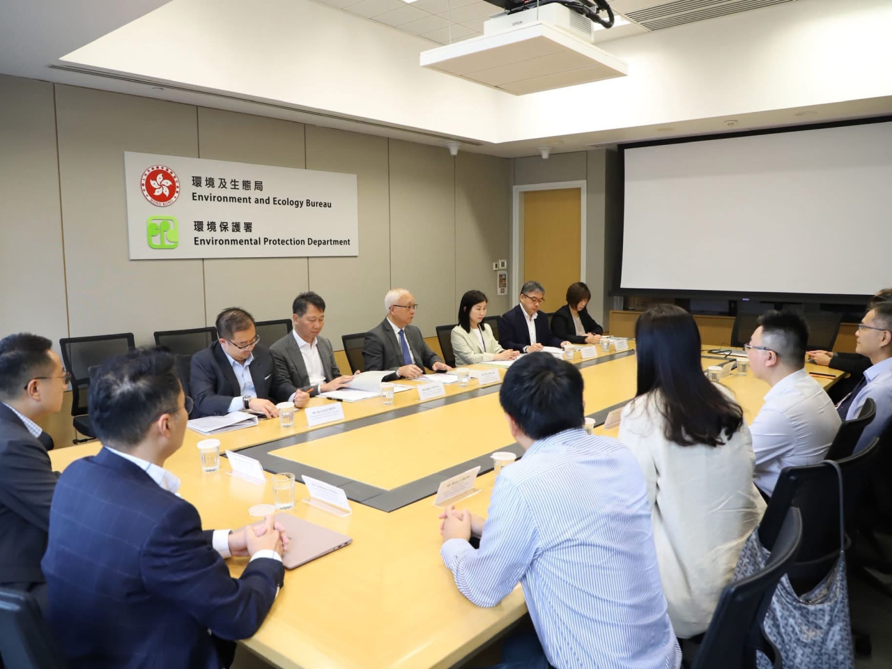 謝展寰今日約見了本地主要車用燃油供應商代表。（環境及生態局社交網頁）