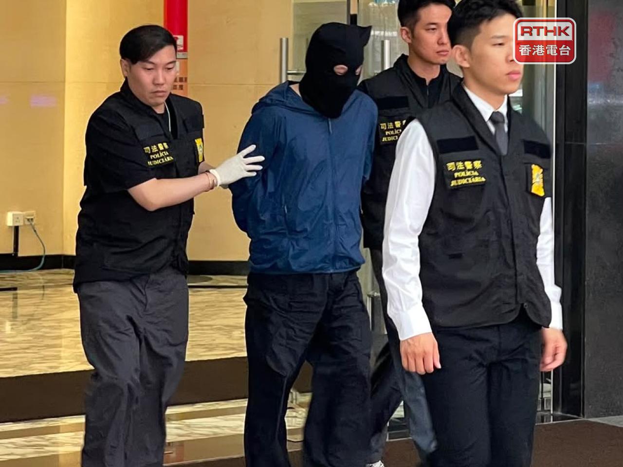 澳門將涉嫌用改裝衣服掩飾手機鏡頭直播賭博的內地男子，押往檢察院。(鄭月明攝)