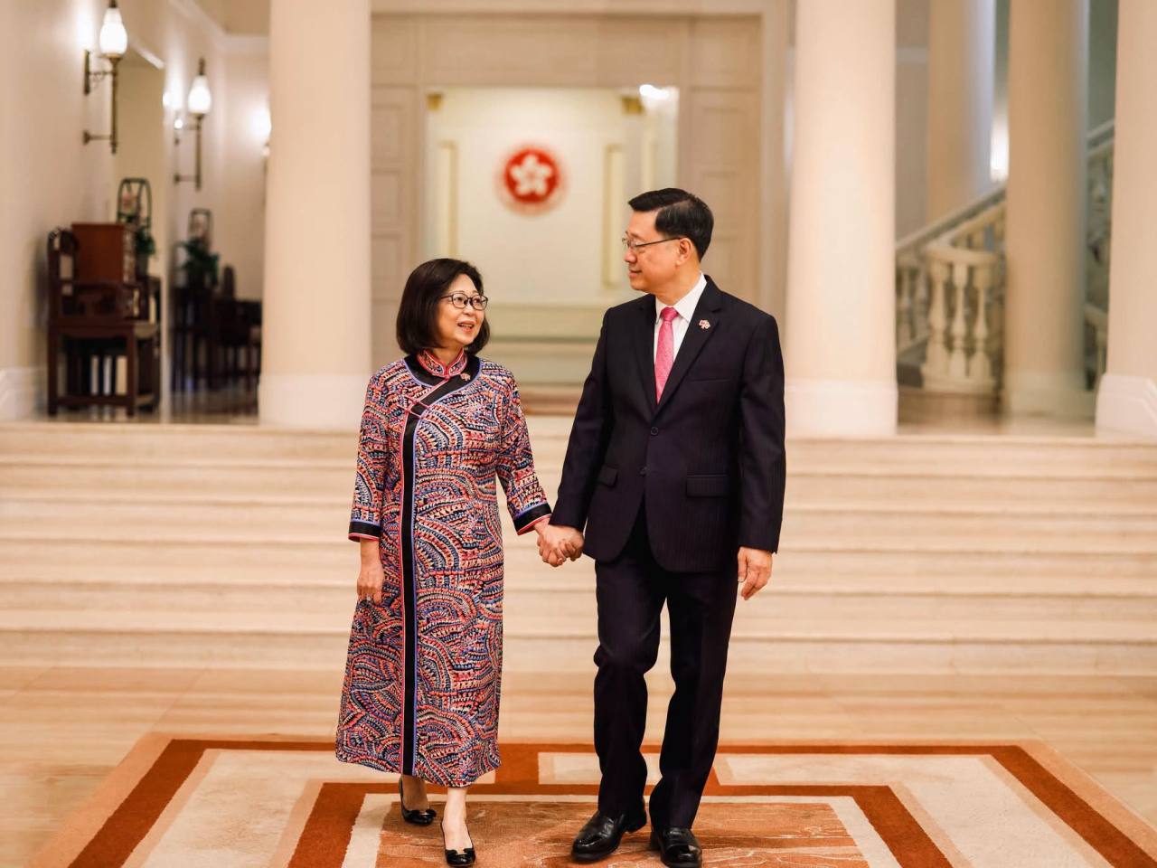 李家超說，上任行政長官踏入第五個年頭，前行每段路都離不開太太相伴與扶持，讓他能聚焦工作。（李家超社交網站圖片）